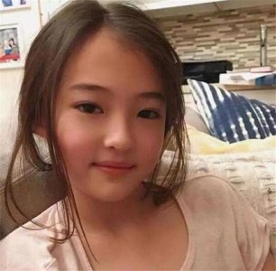 ​＂最性感＂小女孩走红，大秀身材和颜值，网友：背后的教育引深思