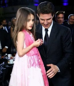 ​阿汤哥女儿：17岁美如画，神似父亲，每年拿40万抚养费却不见面