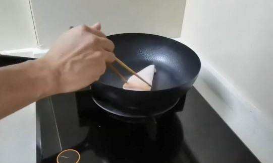 铁锅怎么开锅不生锈不粘锅,一个新的铁锅,如何开锅使用图7