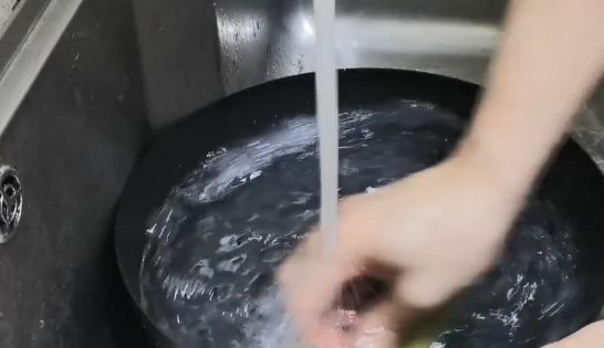 铁锅怎么开锅不生锈不粘锅,一个新的铁锅,如何开锅使用图17