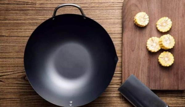 铁锅怎么开锅不生锈不粘锅,一个新的铁锅,如何开锅使用图1