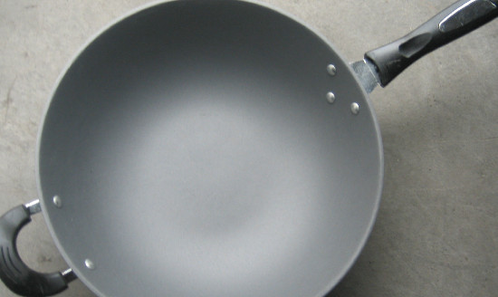 铁锅怎么开锅不生锈不粘锅,一个新的铁锅,如何开锅使用图3