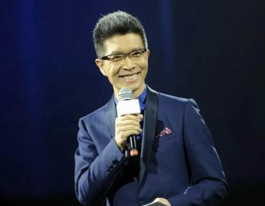 ​朱广权：逆袭成央视主播，43岁还未结婚，父母也为他着急