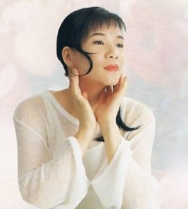 ​听了这么多版《往事只能回味》，她的演唱最好听，满满回忆