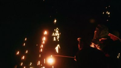 ​中国最古老烟花，火遍全网非遗“打铁花”究竟能多美？但也很危险